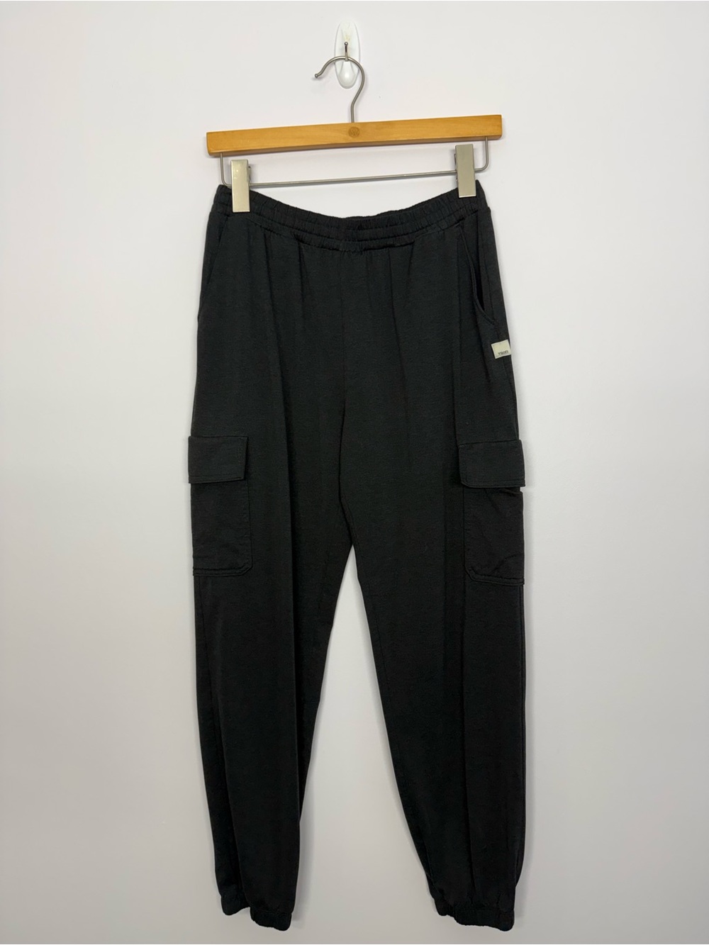 41: Vuori Boyfriend Cargo Sweatpant Black Heather Size Small 25.5” inseam